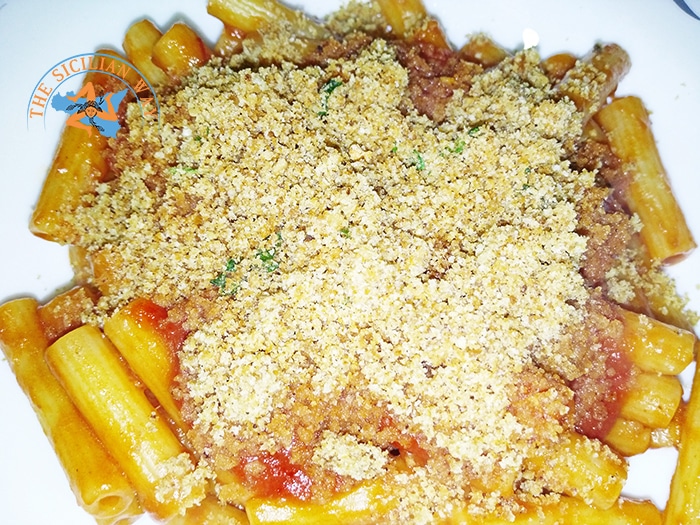 Pasta ca' muddica atturrata (pasta con la mollica) | Ricetta siciliana
