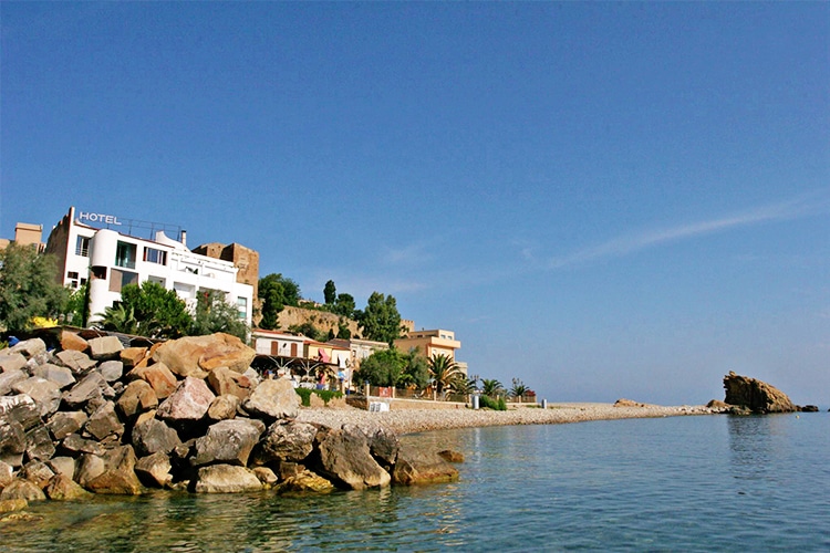 Hotel insoliti in Sicilia. Atelier sul Mare: l’albergo-museo dove si può “dormire nell’Arte”