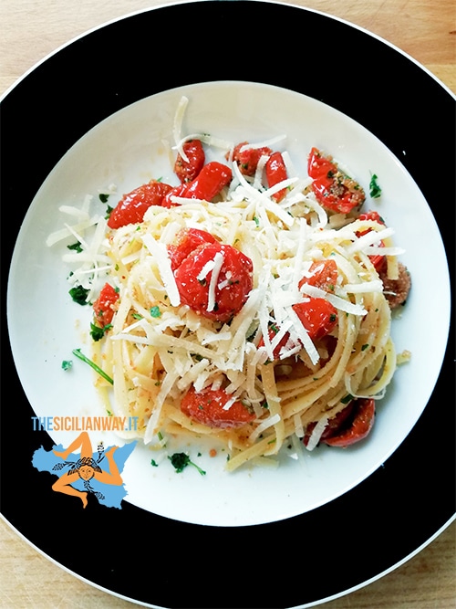 Pasta con pomodori secchi e mollica tostata | Ricetta siciliana